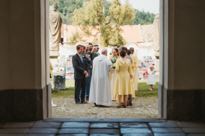 svatebni foceni stodola zeliv kostel 2