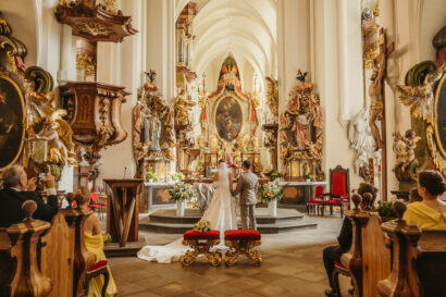 svatebni foceni stodola zeliv kostel 22