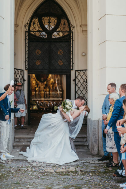 svatebni foceni stodola zeliv kostel 25
