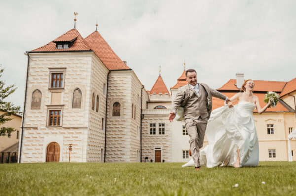 svatebni foceni stodola zeliv kostel 47
